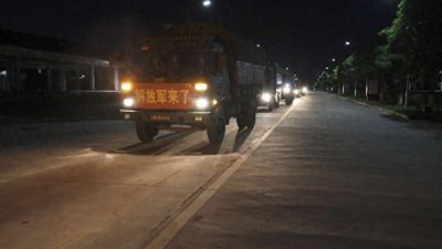 千里驰援!第74集团军1000余名驻训官兵连夜奔赴湖南抗洪一线
