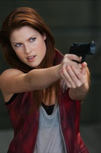 她是《生化危机》中身手矫健的克莱尔,艾丽拉特性感而迷人