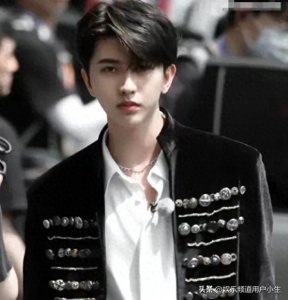 蔡徐坤被爆和两字女星恋爱,我似乎知道了是谁时常合作的。