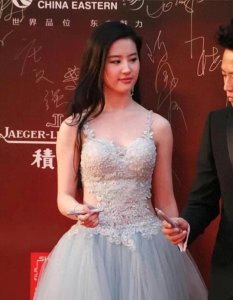 女星穿“透视装”多大胆?戛纳红毯刘亦菲