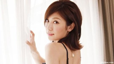 巅峰时期曾是日本当红女星,因闪婚退隐,如今37岁为养家重操旧业