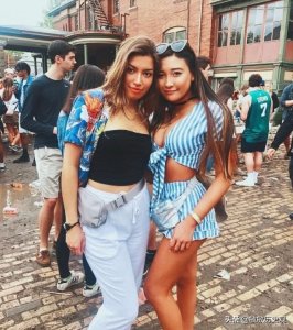 李宗盛22岁“李喜儿”,着花肚兜抛头露面,素颜出境自信满满