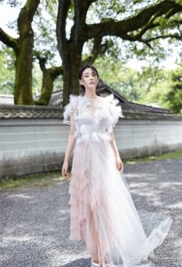 张馨予清纯白色透视连衣裙性感禁欲风写真照片集