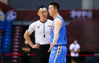 从球场恶汉到带刀侍卫,王骁辉为什么是CBA最脏的球员?