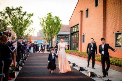 黄奕5岁女儿T台走秀自信大方,由丑变美,网友:下一个甜馨?