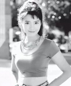 央视主持朱迅:事业巅峰罹患癌症,她为何选择笑着迎接生命的考验