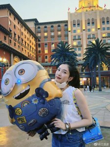江疏影晒环球影城 plog 与小黄人同框合照童心满满
