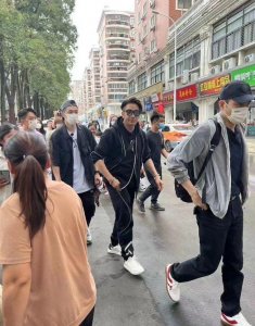 张智霖厦门录节目被网友偶遇 穿运动服少年感十足