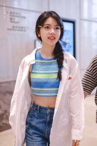 赵今麦录制《你好星期六》麻花辫显温柔穿针织背心秀蛮腰