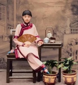 晚清老照片:名妓果然是名妓天姿国色,地主婆看眼神就不是个善人