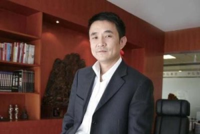 17岁辍学,36岁身价百亿,44岁负债800亿跑路,父亲病逝不敢回家