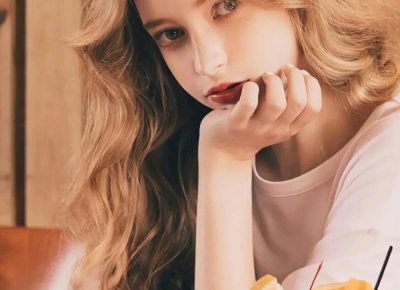 问女孩干嘛呢,她说玩手机怎么回