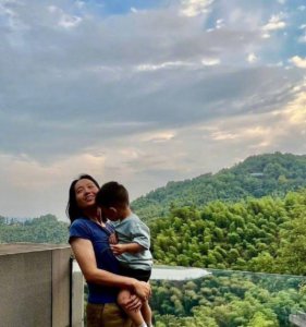 朱丹携家人出游,俩娃紧跟大人太可爱,周一围暖心陪伴