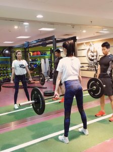 奚梦瑶晒出健身照片,身材纤细小腹平坦,简直太迷人了