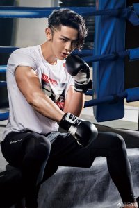 汪东城酷帅健身照:古铜色肌肉臂帅破天,瑜伽练习练的就是坚持