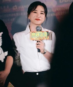 贾玲成为奢牌新宠,路演万元穿搭随心换,佩戴妈妈遗物令人动容