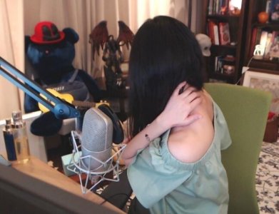 斗鱼陈一发穿漏肩装直播唱歌,网友:这种小场面也太刺激了吧!