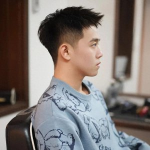 男生发型别乱烫了,今年这几种烫发很火爆,阳光帅气时尚又有活力