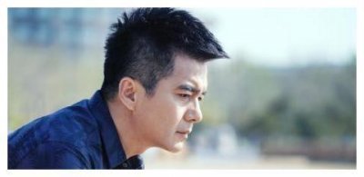 许亚军晒与同父异母的两个儿子合影,其第四任妻子颜值不输何晴