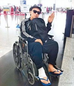 突发!陈奕迅中暑休克晕倒,下巴缝了30多针,伤势曝光惹网友担忧