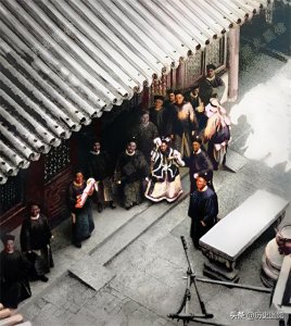 100年前清朝老照片:慈禧摇手绢朝老外打招呼,刽子手展示刀多快