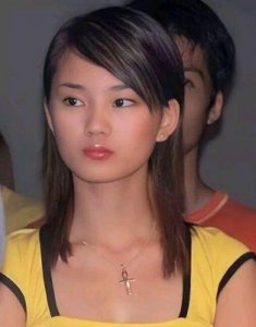 18岁走红的女星馨子,如今颜值下滑严重,形象大变样