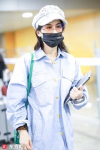 黄圣依素颜肌肤透亮水嫩,穿肥大牛仔衫秀美腿,衣品终于有提升