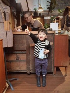 苏打绿刘家凯的儿子很黏吴青峰,他俩也常在微博上互相调侃!