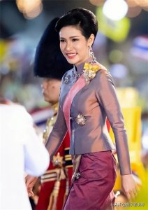 泰国诗妮娜贵妃摸到过的泰国王室珠宝…