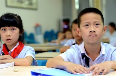 德阳市一小二年级八班开展“亲子诵读书香满园”活动