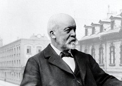 奔驰:从默默无闻到 “大奔”,这百年商业进化史太绝了!