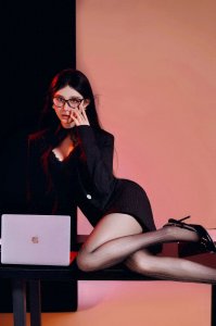 性感黑丝:时尚界的神秘魅力,让你瞬间成为焦点!