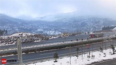 航拍暴雪后的“逆天高速路”四川雅西高速,宛如雪国天路